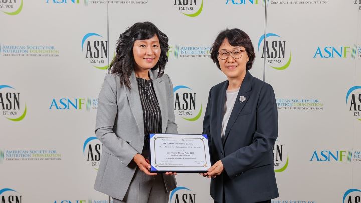 Dr. Mee Young Hong Receiving Reward